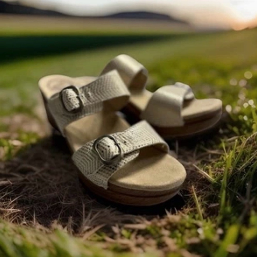 Dansko Sophie Size 40 Cream Leather Straps Buckle Comfort Wedge Sandals Summer - Picture 2 of 11